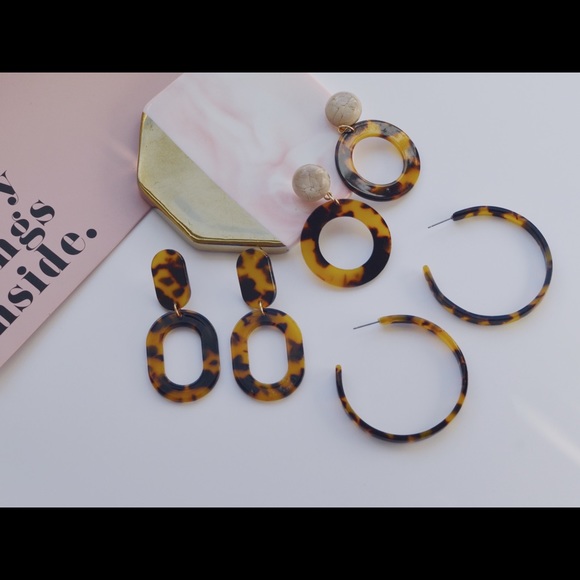 Resin Tatum Tortoise Hoop Earrings (Brown) - Picture 8 of 8